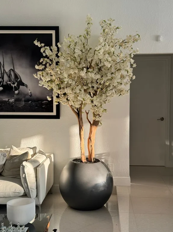Planta artificial grande "Larizz" con maceta incluida.