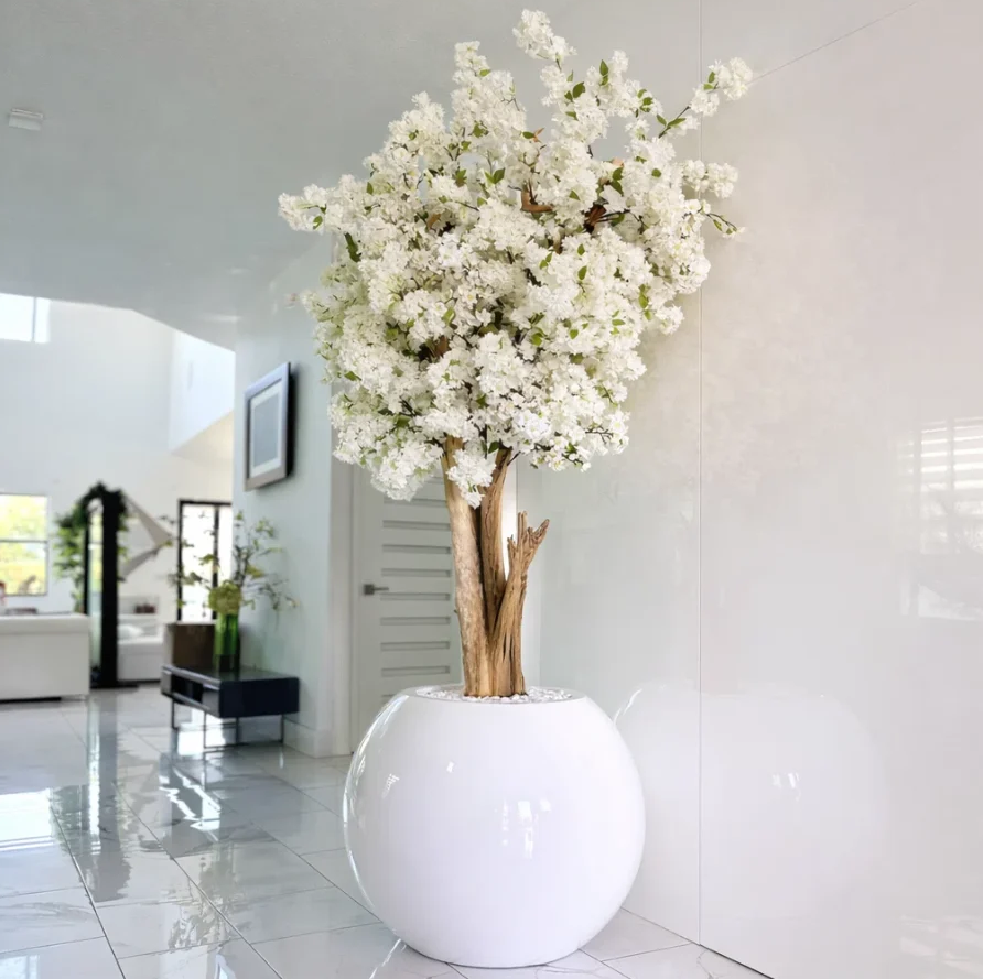 Planta artificial grande "White Erlis" con maceta incluida.