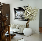 Planta artificial grande "White Erlis" con maceta incluida.
