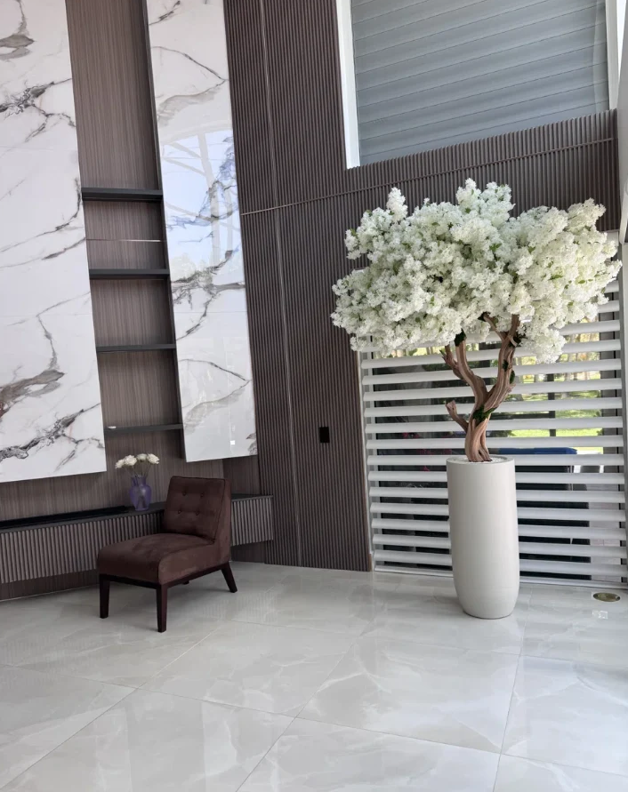 Planta artificial grande "Jazmín Blanco" con maceta incluida.